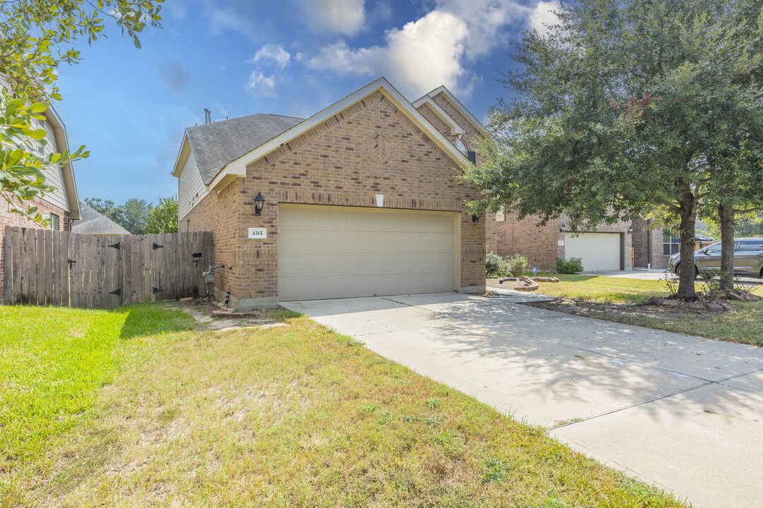 4315 Countrypines Dr in Spring, TX - Building Photo