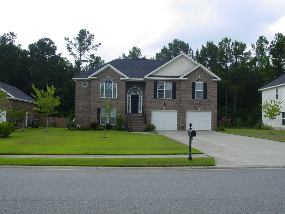 215 Pink Dogwood Ln in Pooler, GA - Building Photo