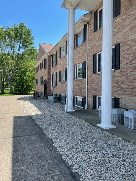 1101 W Maple St NW in North Canton, OH - Building Photo