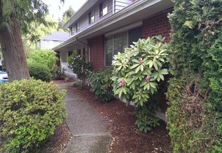 Raleigh Hills Townhomes in Portland, OR - Building Photo - Building Photo