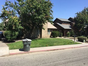 1040 S Edison St in Visalia, CA - Foto de edificio - Building Photo