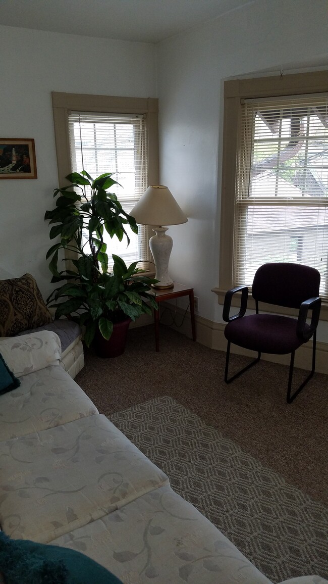 3236 N Downer Ave, Unit BEDROOM 2ND FLOOR in Milwaukee, WI - Foto de edificio - Building Photo