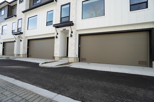 property at 4621 N Iota Ln