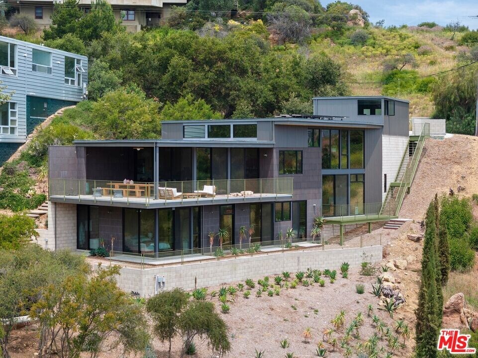 20485 Medley Ln in Topanga, CA - Building Photo