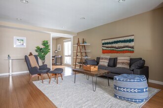 4407 Francis Ave, Unit 204 in Los Angeles, CA - Building Photo - Building Photo