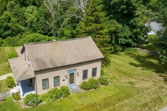 593 Town St in Moodus, CT - Building Photo - Building Photo