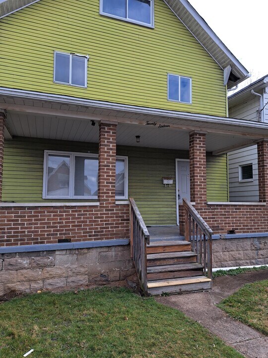 2016 Victoria Ave in New Kensington, PA - Building Photo