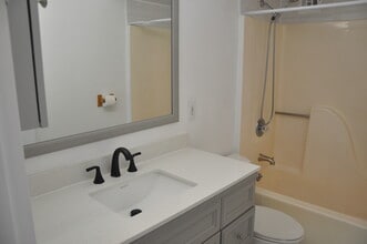 99 Teaneck Rd, Unit 118 in Ridgefield Park, NJ - Foto de edificio - Building Photo