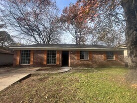 9012 Lone Oak Dr in Shreveport, LA - Building Photo