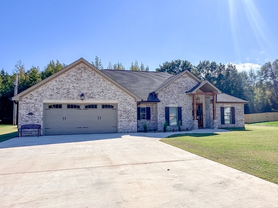 37 N Penny Ln in Caledonia, MS - Building Photo