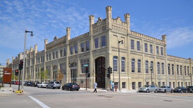 1125 N 9th St, Unit Unit 320 in Milwaukee, WI - Foto de edificio - Building Photo