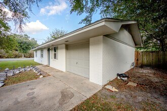 201 Audrey Cir in Ocean Springs, MS - Building Photo - Building Photo
