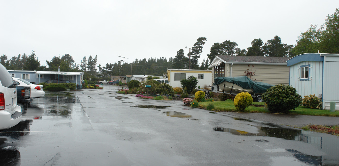 B & E Wayside RV-Mobile Home Park in Florence, OR - Building Photo