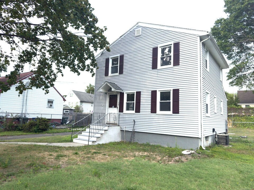 220 Pond St in Bridgeport, CT - Building Photo