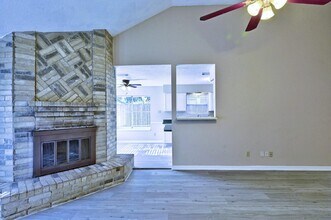 9127 Kirkleigh Ln in Spring, TX - Foto de edificio - Building Photo