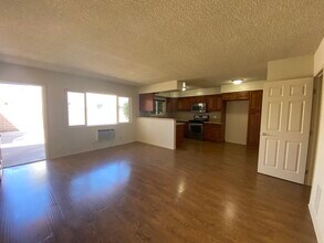 The Frontier in Reseda, CA - Foto de edificio - Building Photo
