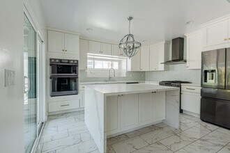 1038 N Crescent Heights Blvd, Unit 1040 in West Hollywood, CA - Building Photo - Building Photo