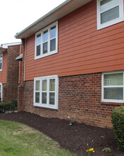 Cedarwood Manor in Highland Springs, VA - Foto de edificio - Building Photo