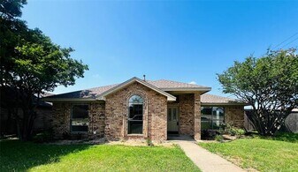 300 W Stoneybrook Dr in Wylie, TX - Building Photo