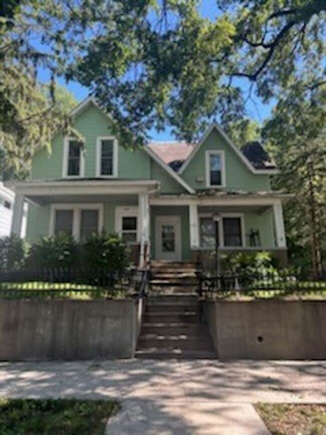 property at 119 S 4th St