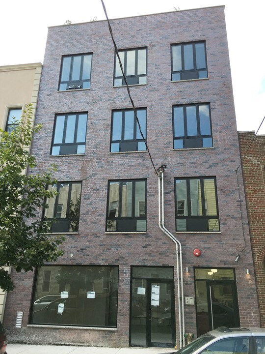 303 Stanhope St in Brooklyn, NY - Building Photo