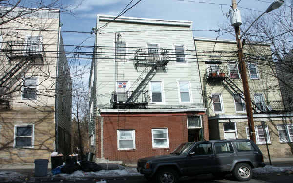 152 Highland Ave in Clifton, NJ - Building Photo