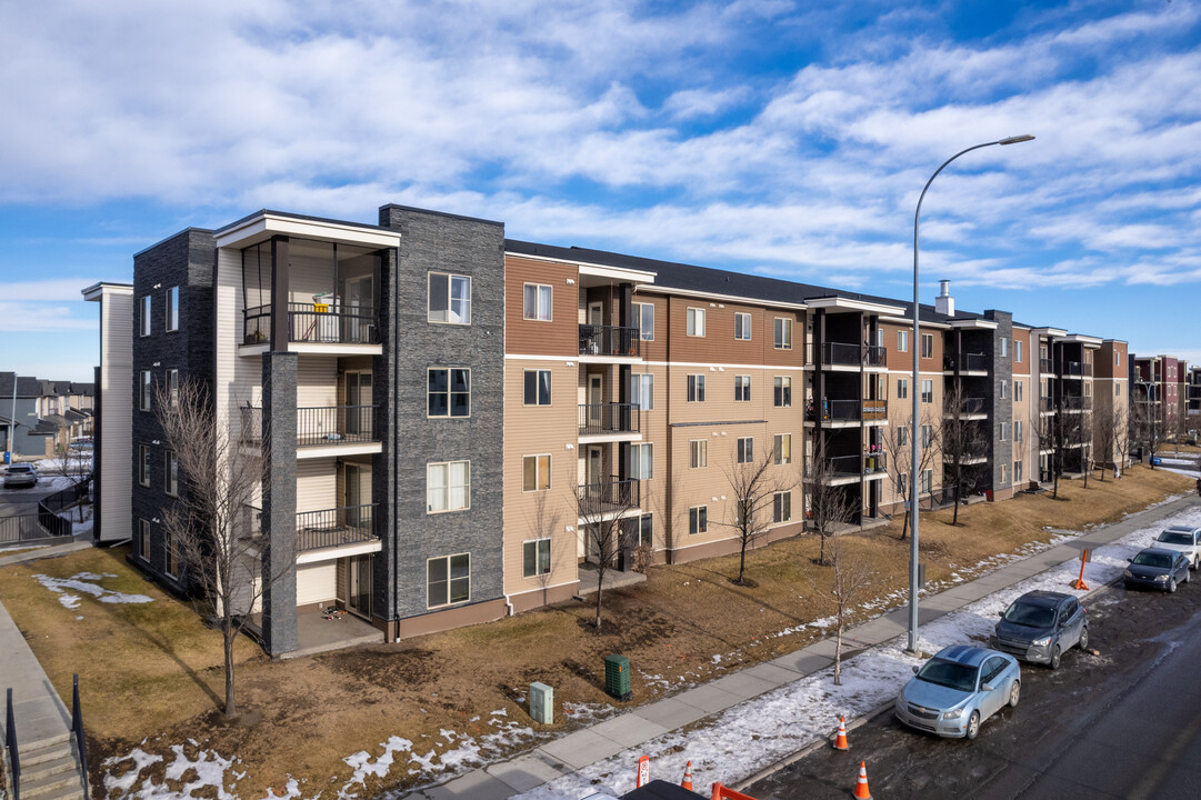 7210 80 Ave NE in Calgary, AB - Building Photo