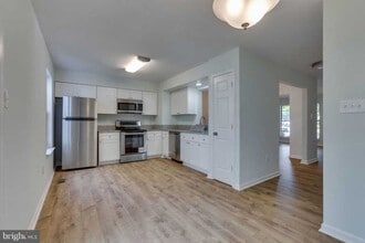 5808 Belcher Farm Dr in Centreville, VA - Building Photo - Building Photo