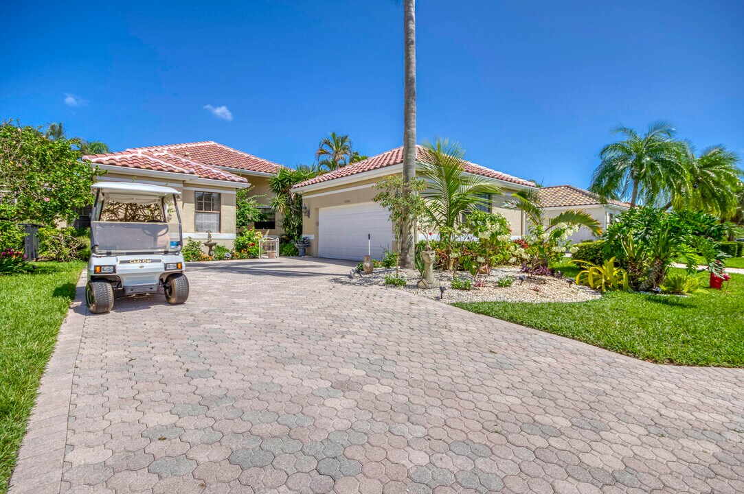 10080 Dover Carriage Ln in Wellington, FL - Building Photo