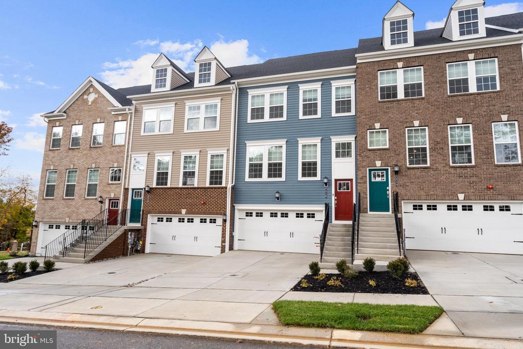 516 Downswing Rd in Pikesville, MD - Building Photo