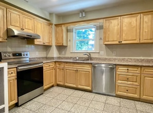 413 Bedford St in Lexington, MA - Building Photo - Building Photo