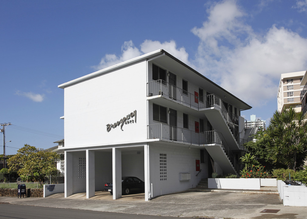 Breezeway Apartments in Honolulu, HI - Building Photo