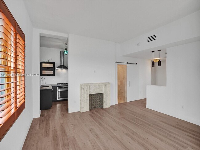 2421 Lake Pancoast Dr in Miami Beach, FL - Building Photo - Building Photo