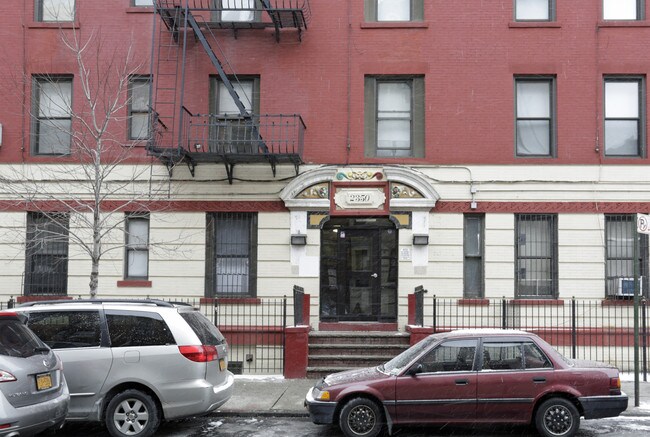 2350-2352 Davidson Ave in Bronx, NY - Foto de edificio - Building Photo