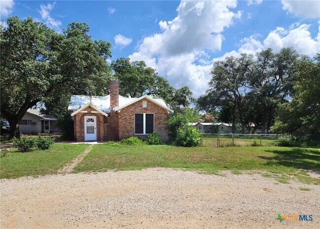 1432 N Walnut Ave in New Braunfels, TX - Building Photo - Building Photo