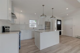 27 Walnut Ln in Hicksville, NY - Building Photo - Building Photo
