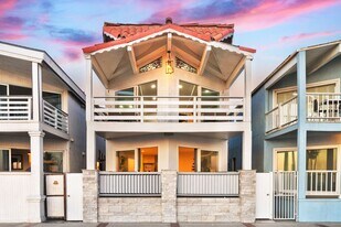 2212 W Oceanfront in Newport Beach, CA - Building Photo