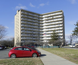 Back Bay Gardens in Bayonne, NJ - Building Photo - Building Photo