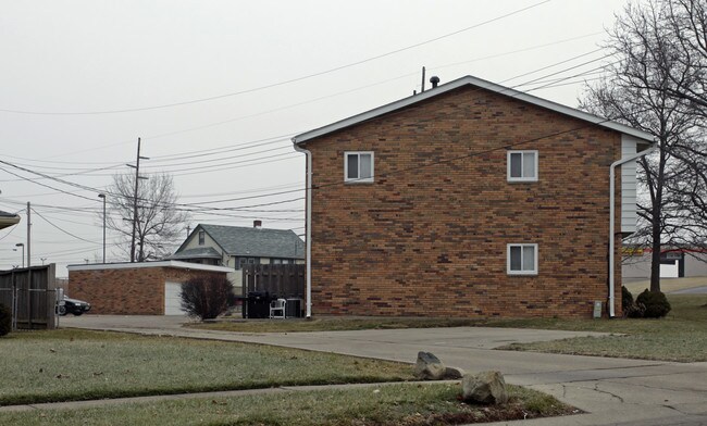 4960-4974 Holiday Dr in Fairfield, OH - Foto de edificio - Building Photo