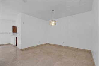 8643 NW 112th Pl in Doral, FL - Foto de edificio - Building Photo