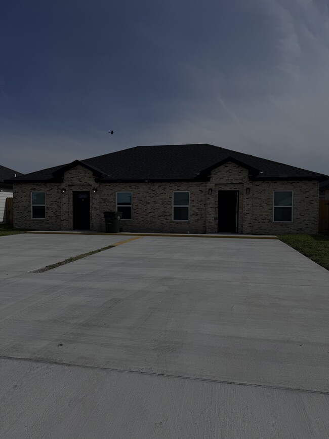 property at 2421 N Valley Cir