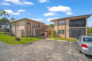 16881 Davis Rd in Ft. Myers, FL - Building Photo