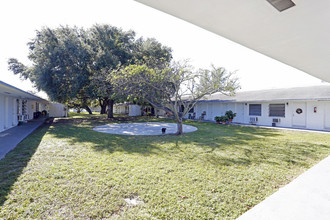 Mayfair Gardens in Miami, FL - Foto de edificio - Building Photo