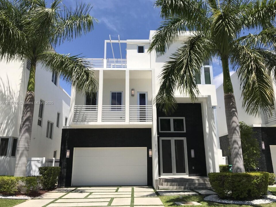 8225 NW 34th St in Doral, FL - Building Photo