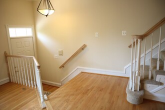 9708 Whitley Park Pl in Bethesda, MD - Foto de edificio - Building Photo