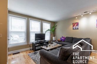 1059 W Fry St, Unit 1 in Chicago, IL - Foto de edificio - Building Photo