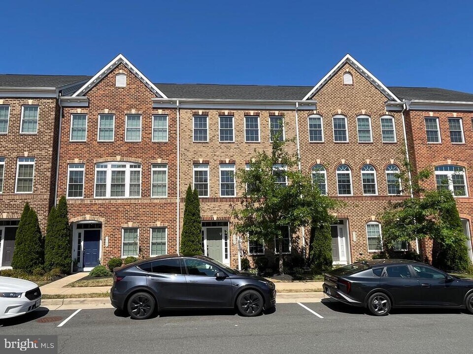 3152 Yeager Dr in Herndon, VA - Building Photo