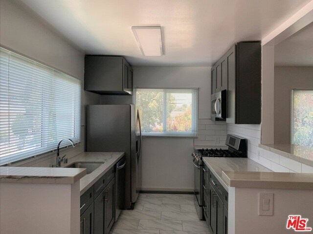 5757 La Mirada Ave-Unit -11 in Los Angeles, CA - Building Photo - Building Photo