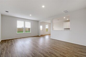 121 Nettletree Dr in Buda, TX - Foto de edificio - Building Photo
