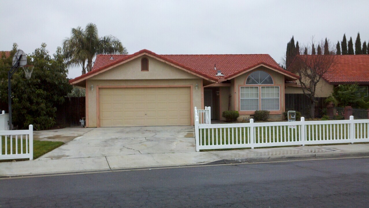 1014 Santa Barbara St in Los Banos, CA - Building Photo